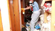 Tahtakale'deki çöp eve belediye ekipleri müdahale etti