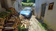 Freni patlayan otomobil iki evin arasına uçtu