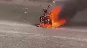 İskenderun yolunda motosiklet bir anda küle döndü