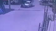 İzmit'te motosiklet kazası güvenlik kamerasına yansıdı
