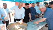 Aksu’da Cuma sonrası aşure paylaşımı