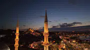 İstanbul semalarında Ay ve Venüs bayrağımızı gökyüzüne çizdi