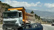 Antakya yolunda hafriyat kamyonu ve otomobil çarpıştı