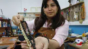 Sivaslı ustalar manda boynuzuna sanatı işliyor