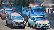 Adana'da trafik ışıklarında 4 yaşındaki çocuğa iki araç çarptı