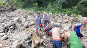 Düzce Harmankaya Şelalesi’nde mahsur kalan turisti ekipler kurtardı