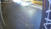Bingöl’de kaza yapan araç dükkanın içine girmekten son anda kurtuldu