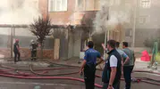 Karamürsel’de dükkanı saran alevleri iş makinesi durdurdu
