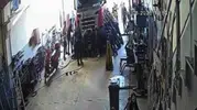Sanayi sitesinde korku dolu anlar Tırın altında kalan iki kişi kurtarıldı