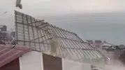 Bitlis'te fırtına dehşeti Bir binanın çatısı uçtu