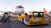 Amsterdam havalimanında uçaklar artık motor çalıştırmadan piste ilerleyecek