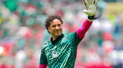 Guillermo Ochoa 2026'da eldivenlerini asıyor