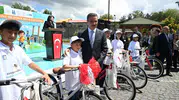 Erzurumlu çocuklar sigarayı bırakan babaları sayesinde bisiklet kazandı