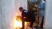 Amasya'da baca içine sıkışan kedi operasyonu