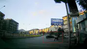 Erzurum’da kontrolden çıkan araç kaldırımdaki gençleri kıl payı teğet geçti