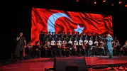 Hayko Cepkin dev orduyla aynı sahneyi paylaştı