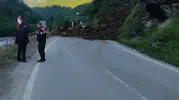 Trabzon ve Bayburt arasındaki ulaşım heyelan nedeniyle durdu