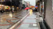 Edirne sokaklarında dev şemsiyeli yağmur molası