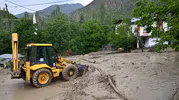 Erzurum Tortum'da toprak kayması yolları kapattı