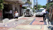 Adana'da asfalt bekleyen mahalleli çareyi yola halı sermekte buldu