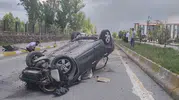 Patnos’ta kontrolden çıkan otomobil refüje çarpıp takla attı