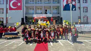 Zonguldak’ta ortaokul öğrencileri diplomalarını alıp kep fırlattı