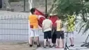 Bartın'da rüzgarın yere düşürdüğü bayrağı çocuklar kurtardı
