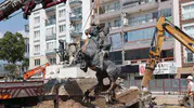 İncirliova’da meydan düzenlemesi için Atatürk heykeli geçici olarak kaldırıldı