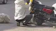 Bursa'da motosikleti ele geçiren arı sürüsü şaşırttı