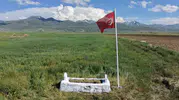 Erzurum ovasında 149 yıldır tek başına nöbet tutan şehit mezarı