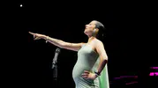 Melike Şahin'den karnı burnunda performans