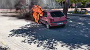 Burhaniye'de seyir halindeki araç aniden alev aldı