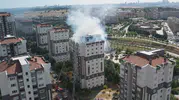 Küçükçekmece'de bir binanın çatısı alevlere teslim oldu