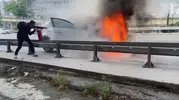 Üsküdar D-100 trafiğinde seyir halindeki otomobil alevlere teslim oldu