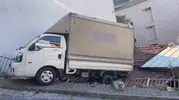 Kağıthane'de kontrolden çıkan kamyonet müstakil evin çatısına uçtu