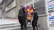 Samsun'da polis ekipleri yolda kalan yaşlı kadını evine taşıdı