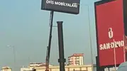 Kayseri'de reklam tabelasına çıkan işçilerin tehlikeli mesaisi kameraya yansıdı