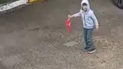 Bolulu küçük Miraç sokaktaki Türk bayrağını yerden kaldırdı