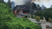 İnebolu'da alevlerin sardığı villada mahsur kalan kadın son anda kurtarıldı