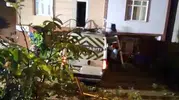 Çekmeköy'de yokuş aşağı freni boşalan servis bahçeye daldı