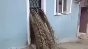 Manisa Salihli’de sel dehşeti bir kadını evinde yakaladı