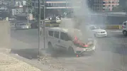 Samsun’da yanan araca vatandaşlar kovalarla müdahale etti