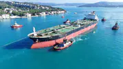 Hasarlı petrol tankeri İstanbul Boğazı’ndan kontrollü şekilde geçti