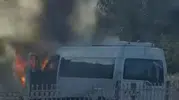 Diyarbakır sokaklarında korku dolu anlar Minibüs alevlere teslim oldu