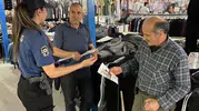 Selendi polisi pazar yerinde dolandırıcılara karşı vatandaşı uyardı