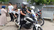 YKS günü sınav yerini karıştıran gençleri polis motosikletle yetiştirdi