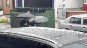Ardahan’da aniden bastıran dolu sokakları beyaza boyadı