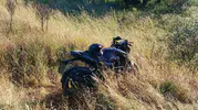Bilecik yolunda motosiklet tarlaya uçtu