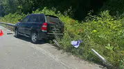 Artvin’de korkutan kaza Bariyer otomobilin motoruna girdi
