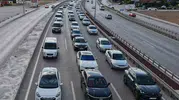 Kilit kavşakta tatil trafiği kazayla kilitlendi